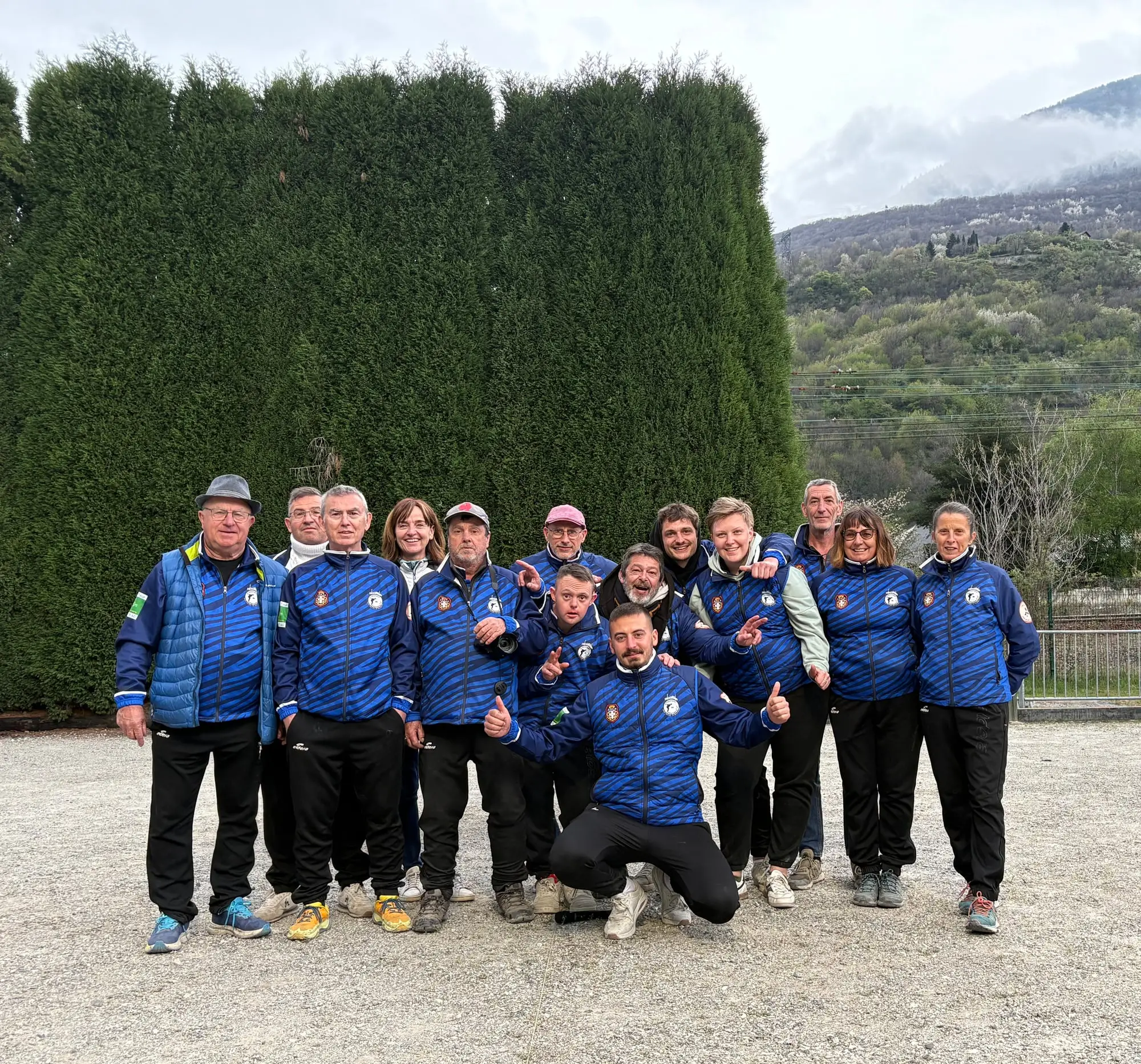 L’équipe du club en tenue bleue, réunie sur le terrain d’été